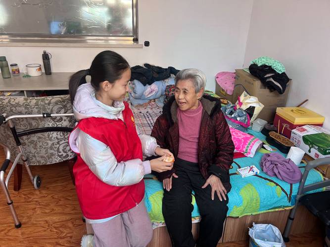 社区养老会所慰问老人