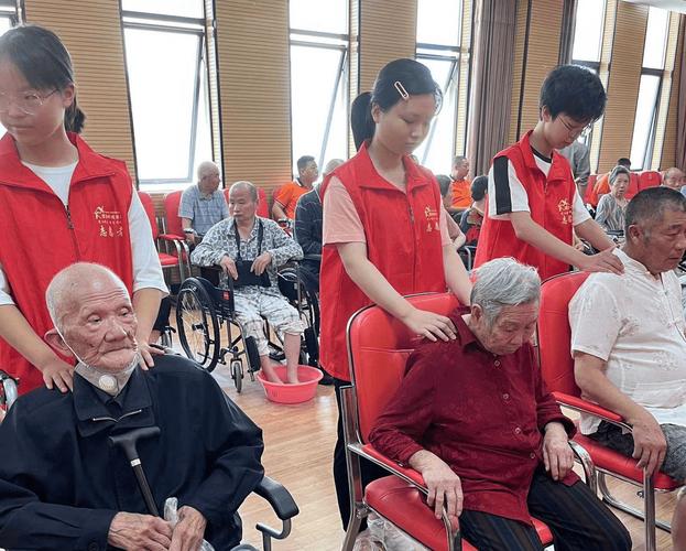 社区养老会所慰问老人